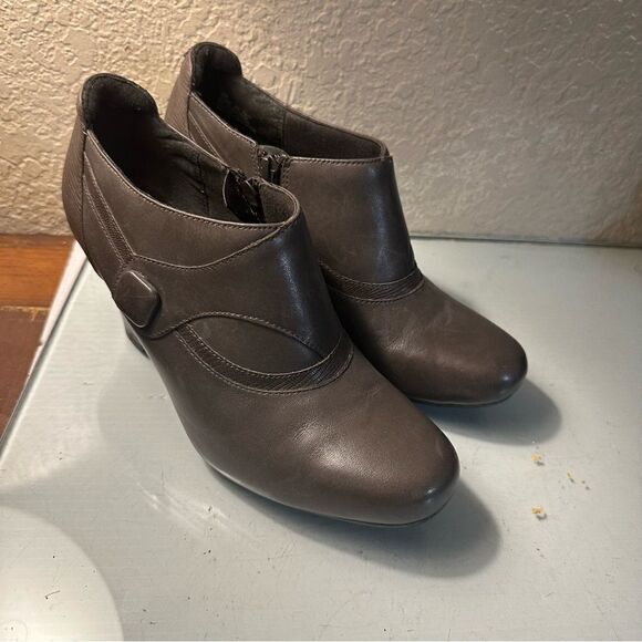 Clark's Bendable Size 9 Chunky Heeled Leather Ankle Booties in Taupe - Picture 1 of 8
